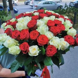 101 Красная и Белая Роза купить заказ 101 Красная и Белая Роза