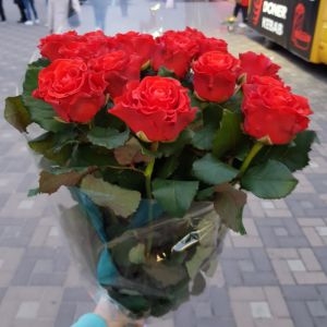 замовити 9 червоних троянд