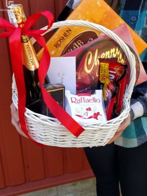 Шоколад и Сюрприз корзина фото доставки Украина 6