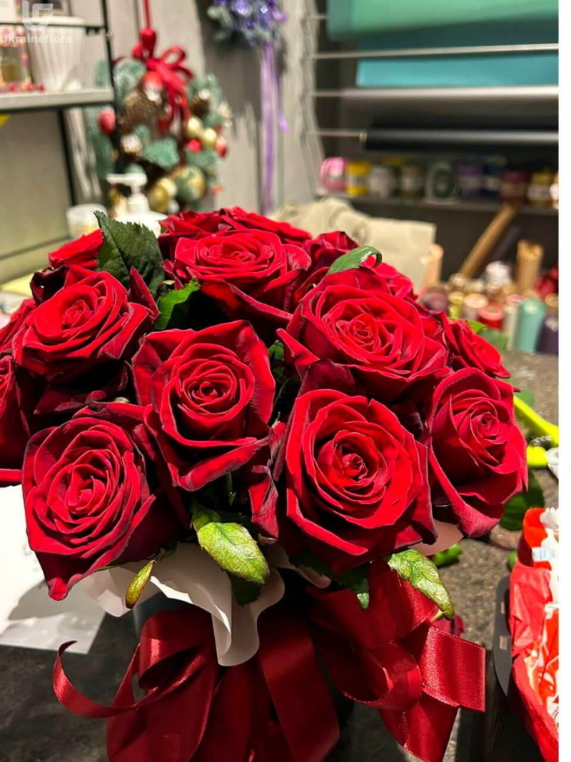 19th Roses 19 Red Roses in Box — Send Red Roses in Ukraine | Ukraineflora