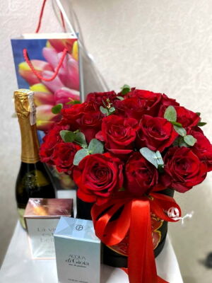19 Червоних Троянд в Коробці фото доставки Україна 10