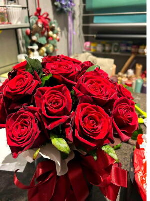 19 Червоних Троянд в Коробці фото доставки Україна 12