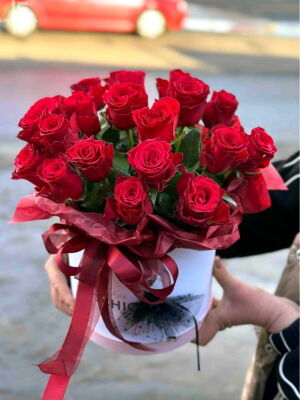 19 Червоних Троянд в Коробці фото доставки Україна 4