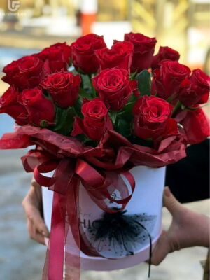 19 Червоних Троянд в Коробці фото доставки Україна 5