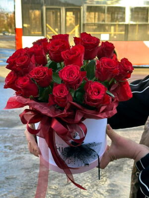 19 Червоних Троянд в Коробці фото доставки Україна 6