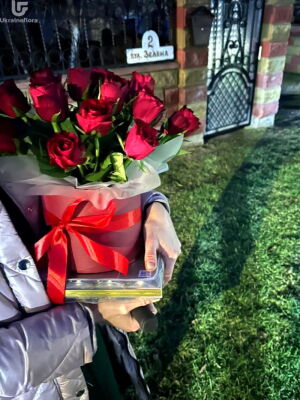 19 Червоних Троянд в Коробці фото доставки Україна 8