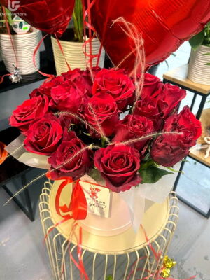 19 Червоних Троянд в Коробці фото доставки Україна 9