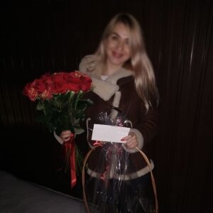 Big Bright Red bouquet photo 4