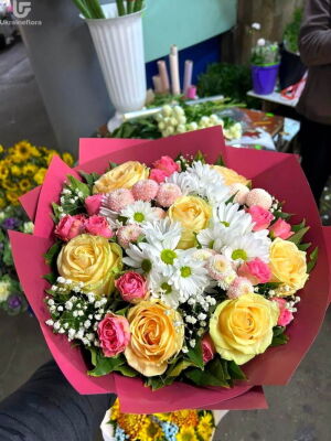 Yellow & White Photo Delivery Ukraine 1