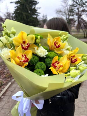 Yellow & White Photo Delivery Ukraine 3